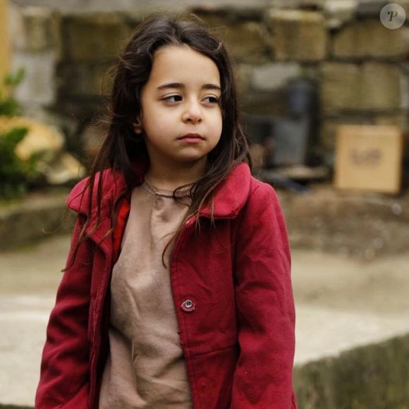 Beren Gökyıldız interpreta Melek Akçay, também conhecida como Turna, uma menina de 7 anos maltratada em casa que é ajudada por Zeynep
