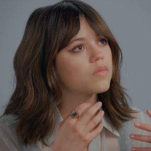 'Já me ligaram a seis caras... mas não namorei nenhum', diz Jenna Ortega sobre boatos