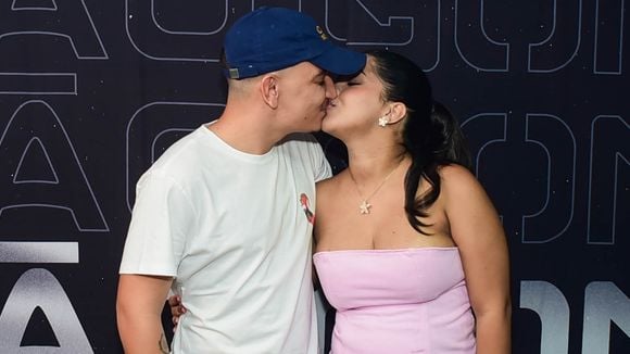 João Gomes e mulher, Ary Mirelle, de all pink, trocam beijo no bastidor da gravação de DVD do Rei do Piseiro no Rio. Fotos!