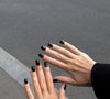 O preto sempre foi uma escolha ousada, mas com o tempo se tornou um clássico para quem busca uma manicure marcante e minimalista