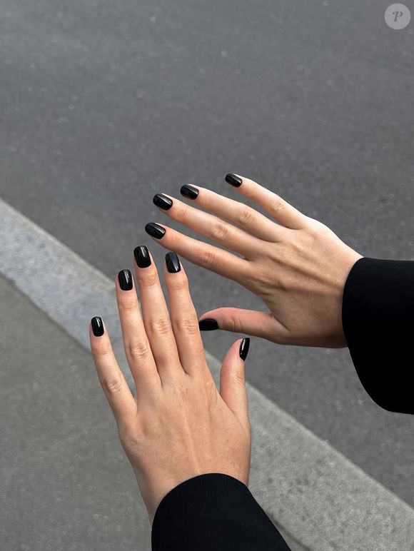 O preto sempre foi uma escolha ousada, mas com o tempo se tornou um clássico para quem busca uma manicure marcante e minimalista