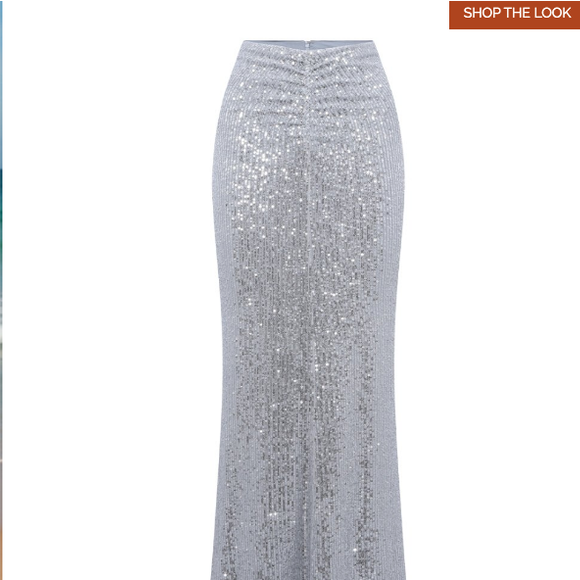 Já a saia longa é vendida por R$ 1.747,00 no site da marca, também contando com as mesmas condições de parcelamento