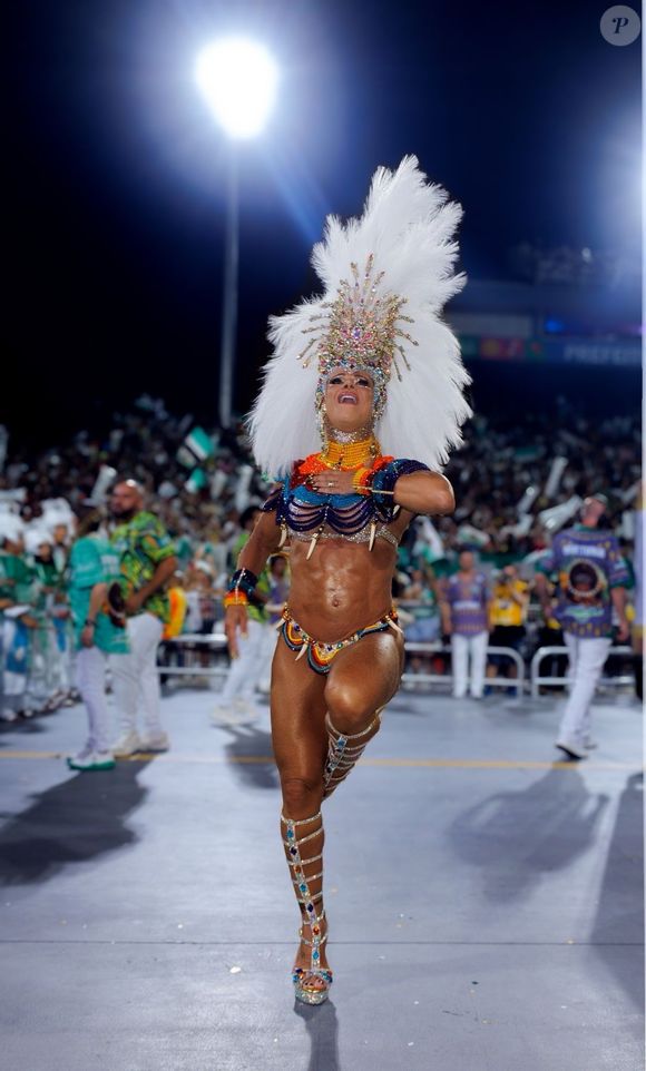 Barriga sarada de Viviane Araujo foi enaltecida na web