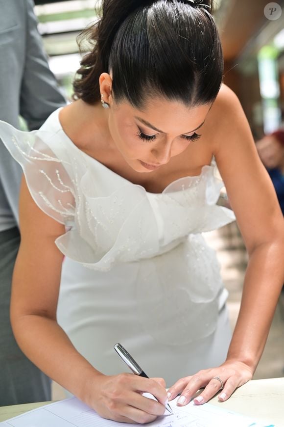 Casamento dos ex-BBB Laís Caldas e Gustavo Marsengo: médica elegeu vestido assimétrico para o dia do sim