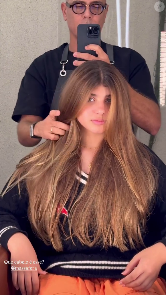 Filha de Grazi Massafera exibe um cabelo longo e volumoso, com mechas loiras