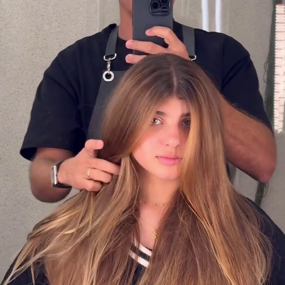 Filha de Grazi Massafera exibe um cabelo longo e volumoso, com mechas loiras