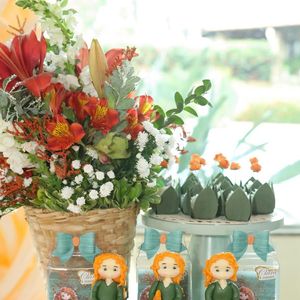 Arranjos florais delicados completaram a atmosfera de conto de fadas da festa