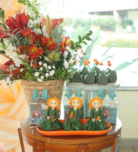 Arranjos florais delicados completaram a atmosfera de conto de fadas da festa