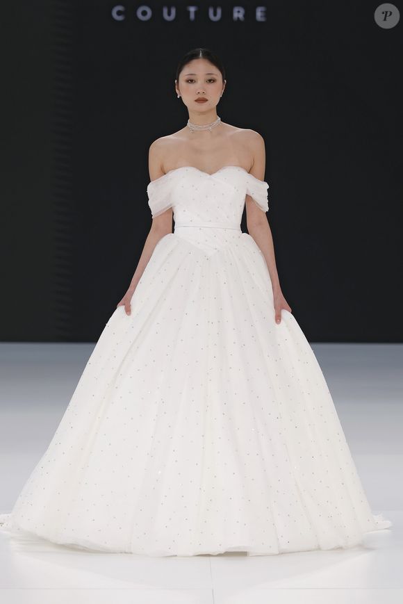 O decote ombro a ombro no vestido de noiva alia elegância, romantismo e feminilidade