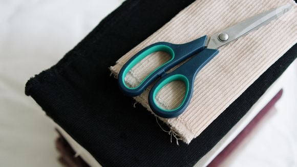 Antes de se desfazer das camisetas velhas, confira se não vale transfomá-las em um cropped básico, uma faixa de cabelo ou um scrunchie (elástico de cabelo)