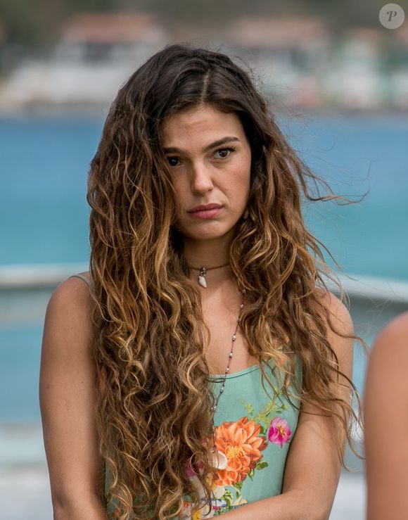 Em 'A Força do Querer', Isis Valverde exibia madeixas ultralongas, onduladas e volumosas