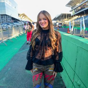 No Lollapalooza Brasil, Rafa Justus chama atenção com calça de R$ 3.490 da marca Tig e look com transparência