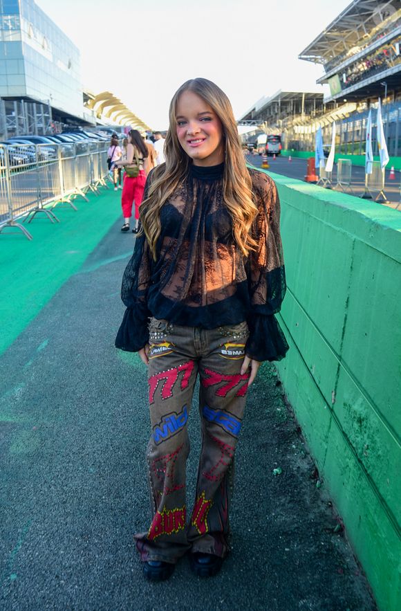 No Lollapalooza Brasil, Rafa Justus chama atenção com calça de R$ 3.490 da marca Tig e look com transparência