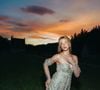 Lili Reinhart também buscou inspiração em Drew Barrymore ao usar um vestido sob medida da Rodarte inspirado no figurino de Para Sempre Cinderela, filme de 1998
