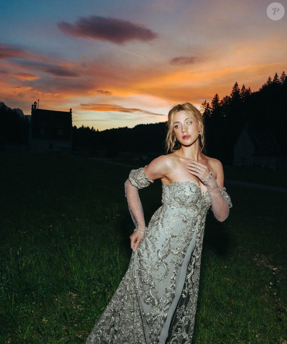 Lili Reinhart também buscou inspiração em Drew Barrymore ao usar um vestido sob medida da Rodarte inspirado no figurino de Para Sempre Cinderela, filme de 1998