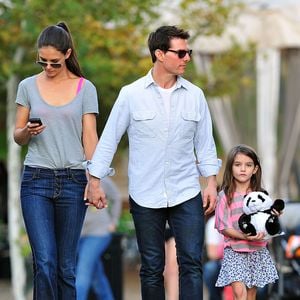 Segundo o site Page Six, Suri, filha de Tom Cruise e Katie Holmes, conseguiu na Justiça dos Estados Unidos retirar oficialmente o sobrenome do pai e agora passa a se chamar legalmente Suri Noelle, adotando o sobrenome de batismo da mãe