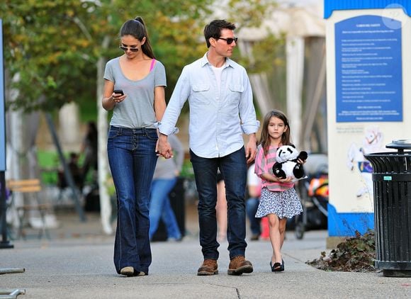 Segundo o site Page Six, Suri, filha de Tom Cruise e Katie Holmes, conseguiu na Justiça dos Estados Unidos retirar oficialmente o sobrenome do pai e agora passa a se chamar legalmente Suri Noelle, adotando o sobrenome de batismo da mãe