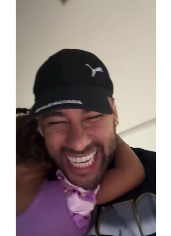 Neymar acolheu a filha Mavie, que chorou após ouvir que ficaria com a 'bruxa' (forma pela qual se referiu a Bruna Biancardi)