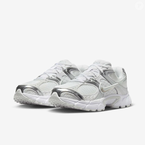 O visual 'quiet luxury' também chegou aos tênis esportivos, e o Nike V5 Run prova isso com acabamento minimalista e futurista. A combinação entre branco e prata suave virou febre entre mulheres que preferem elegância discreta sem abrir mão do conforto