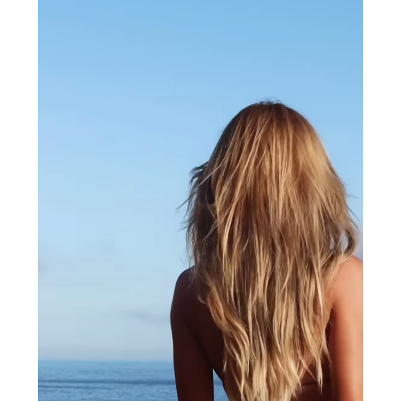 Jade Picon exibiu cabelo loiro de costas