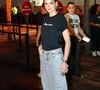 Camila Queiroz esbanjou beleza com uma camiseta preta simples e calça wide leg por dentro de uma bota de cano médio