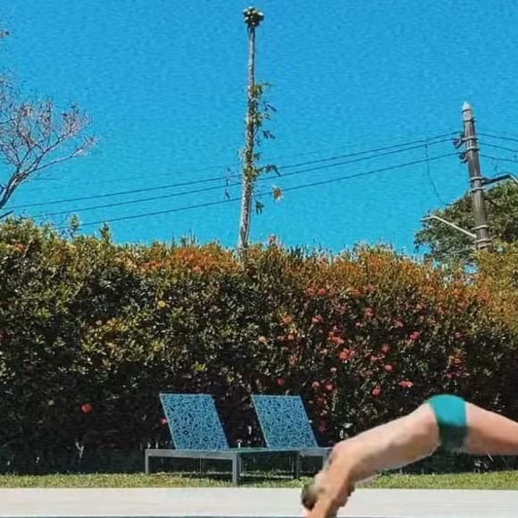 José Loreto aproveita com frequência sua piscina, que foi incluída na reforma