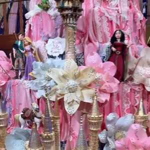 Com mais de 3 metros de altura e uma tonelada, o bolo de Maria Flor foi um dos destaques da festa de aniversário de 4 anos. A criação de Denilson Lima trouxe referências ao filme 'Enrolados', com flores decorativas, torres, castelos e personagens da história de Rapunzel