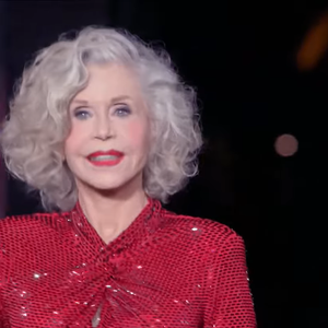 Jane Fonda marcou presença no desfile da L’Oréal Paris durante a Semana de Moda de Paris, que reuniu celebridades internacionais e representantes brasileiras. A apresentação colocou a beleza no centro das atenções, mas a psicologia explica por que a aparência não conta toda a história: segundo Leticia Martín Enjuto, nossas interpretações iniciais são influenciadas por experiências anteriores e podem reforçar estereótipos equivocados