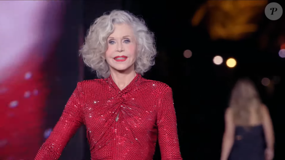 Jane Fonda marcou presença no desfile da L’Oréal Paris durante a Semana de Moda de Paris, que reuniu celebridades internacionais e representantes brasileiras. A apresentação colocou a beleza no centro das atenções, mas a psicologia explica por que a aparência não conta toda a história: segundo Leticia Martín Enjuto, nossas interpretações iniciais são influenciadas por experiências anteriores e podem reforçar estereótipos equivocados