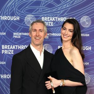 Segundo a revista, Anne Hathaway e seu marido, Adam Shulman, veem a casa como um lugar especial para construir memórias e criar a família em meio a conforto e inspiração