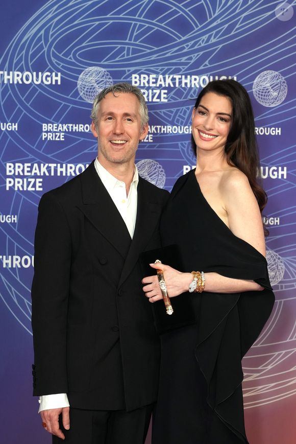 Segundo a revista, Anne Hathaway e seu marido, Adam Shulman, veem a casa como um lugar especial para construir memórias e criar a família em meio a conforto e inspiração