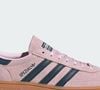 O Handball Spezial Clear Pink, da Adidas, aposta em um tom de rosa suave combinado a detalhes em azul-marinho