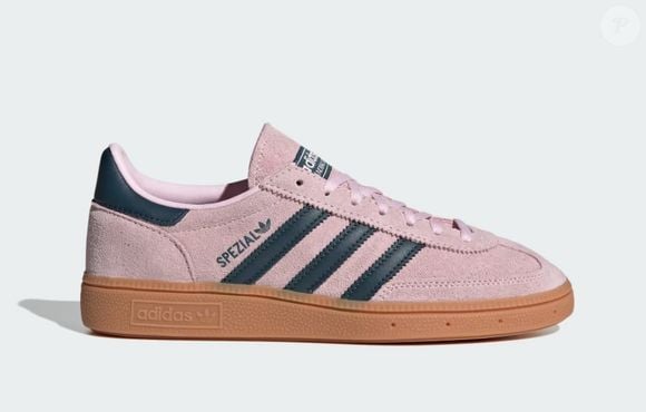 O Handball Spezial Clear Pink, da Adidas, aposta em um tom de rosa suave combinado a detalhes em azul-marinho