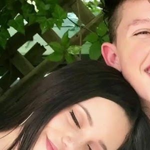 Dupla protagonizou videoclipe romântico, mas cantor garantiu: 'Somos apenas grandes amigos'