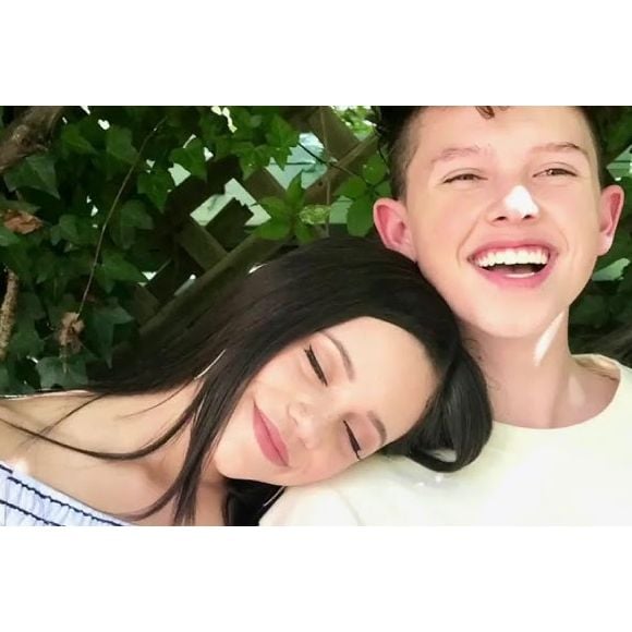 Dupla protagonizou videoclipe romântico, mas cantor garantiu: 'Somos apenas grandes amigos'