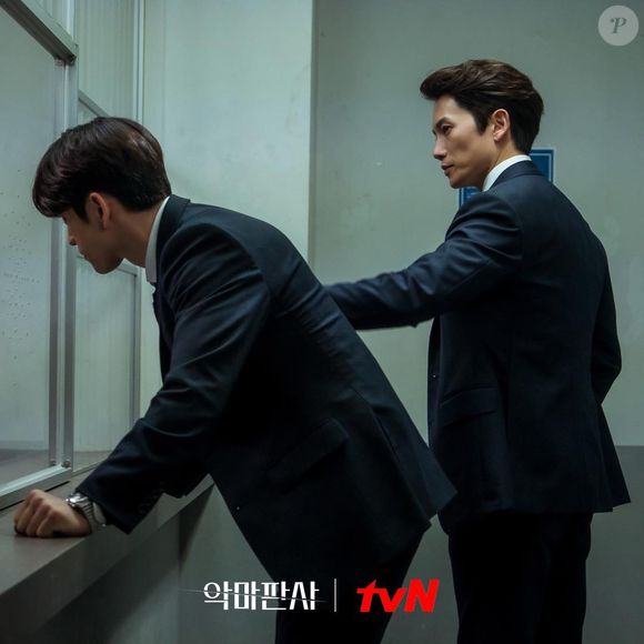 'O Juiz do Diabo': em uma Coreia distópica, o juiz Kang Yo-han transforma julgamentos em um reality ao vivo para punir a elite corrupta, e o país se divide entre vê-lo como herói ou como ameaça