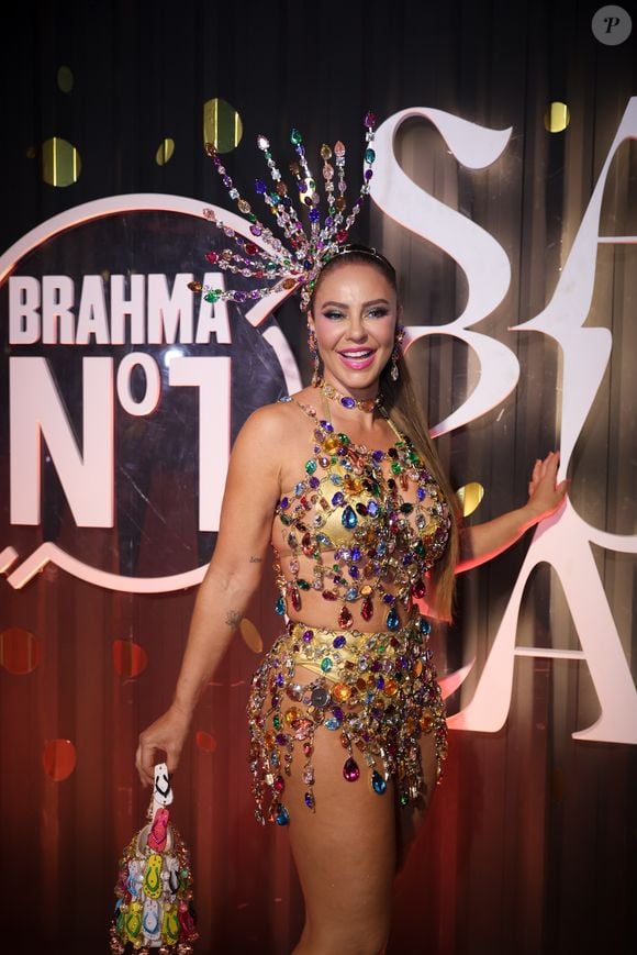 Paolla Oliveira marcou presença na Sapucaí na noite deste domingo, dia 15 de fevereiro de 2026