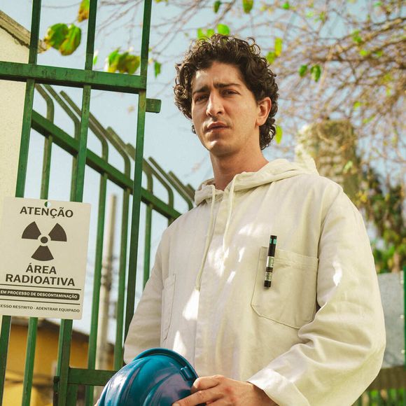 Protagonizada por Johnny Massaro, 'Emergência Radioativa' é uma minissérie brasileira inspirada no acidente real com Césio-137, ocorrido em Goiânia em 1987