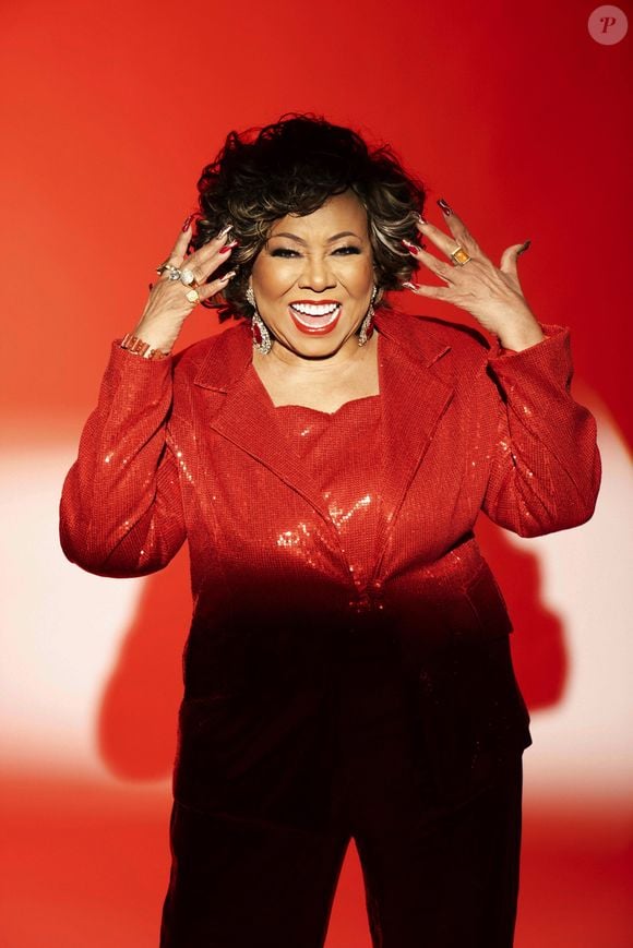 Espondilolistese, que afeta Alcione, é uma condição em que uma vértebra escorrega para frente em relação à vértebra logo abaixo, geralmente na região lombar