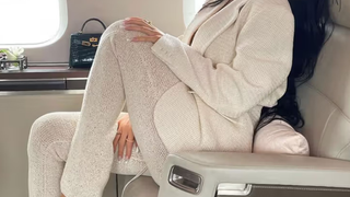 Jatinho de Kylie Jenner: avaliado em mais de US$ 70 milhões, 'Kylie Air' transforma viagens em experiência de luxo com suíte, bar neon e voos de até 17 horas