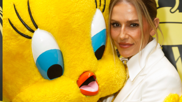 Com saia lápis e gravata amarela, Deborah Secco usa alfaiataria moderna para lançar collab com Piu-Piu, personagem hit da década de 1990