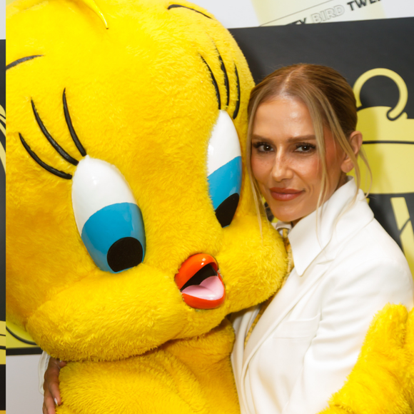 Com saia lápis e gravata amarela, Deborah Secco usa alfaiataria moderna para lançar collab com Piu-Piu, personagem hit da década de 1990