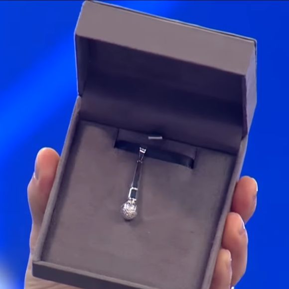 De saída da Record, Rodrigo Faro também ganhou um pingente de ouro de Mariana Godoy