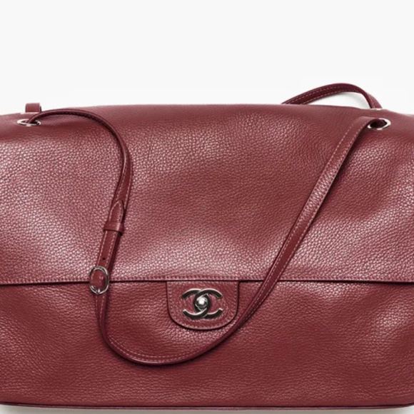 Modelo Flap Maxi da Chanel, exibido por Sasha Meneghel, reúne design clássico, acabamento sofisticado e pode chegar a R$ 80 mil