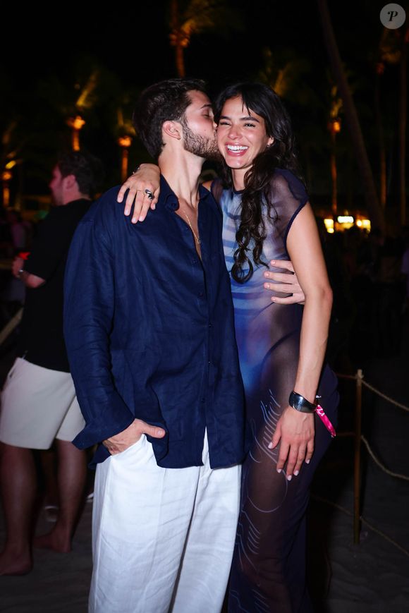 Destino repetido: Bruna Marquezine volta à Rota dos Milagres, mesmo local onde passou o Réveillon anterior com o ex namorado João Guilherme