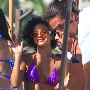 Bella Campos deu tchauzinho para paparazzo ao perceber flagra