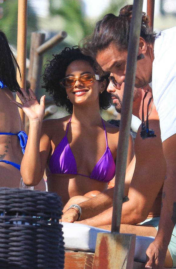 Bella Campos deu tchauzinho para paparazzo ao perceber flagra