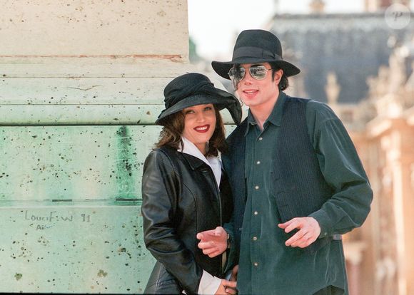Lisa Marie se casou com Michael Jackson em uma cerimônia secreta realizada em maio de 1994. O divórcio veio apenas 2 anos depois, em 1996