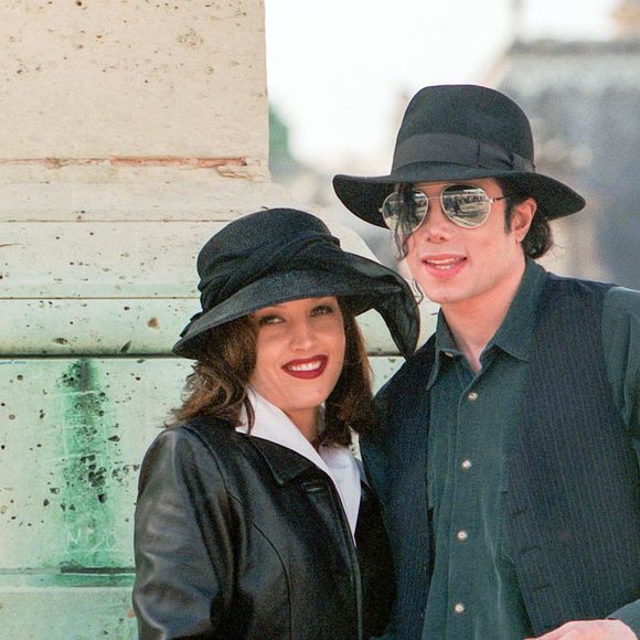 Lisa Marie se casou com Michael Jackson em uma cerimônia secreta realizada em maio de 1994. O divórcio veio apenas 2 anos depois, em 1996