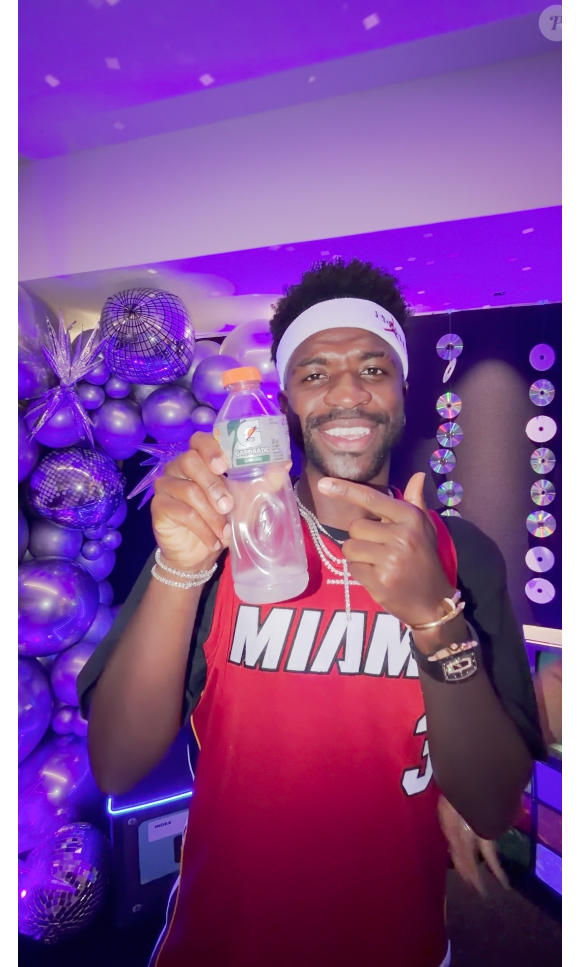 Ao contrário de Virgínia, Vini Jr. apareceu super disciplinado e tomando apenas um isotônico